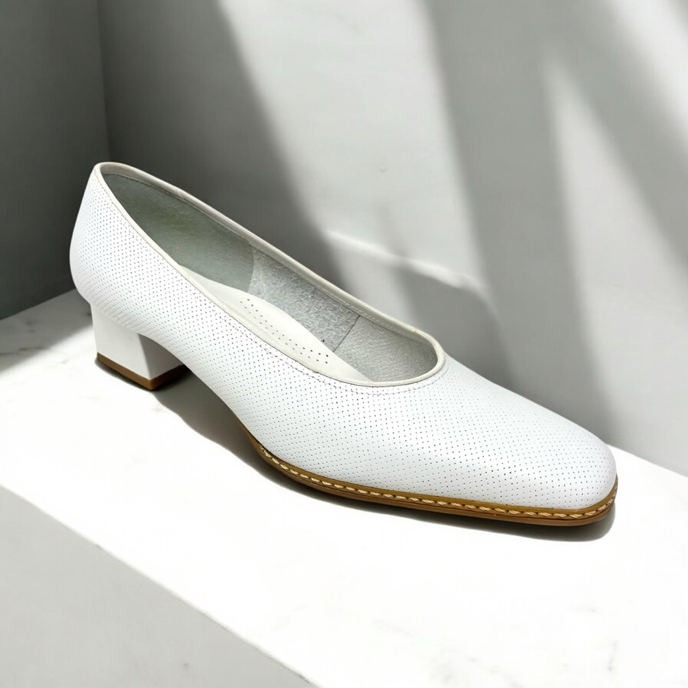 NEW Y2K Deadstock Naturalizer Sabrina White Perforated Leather Pumps Size 8.5